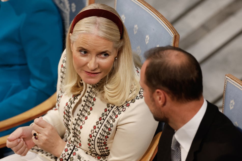 Mette-Marit (53) verpasst die Vereidigung ihres Ehemannes, König Haakon (53).