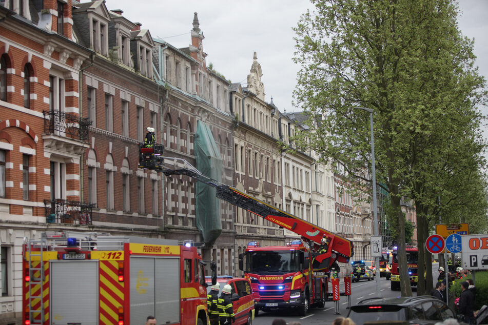 Die Feuerwehr Pirna versucht derzeit, das Gebäude in der Maxim-Gorki-Straße zu stabilisieren.