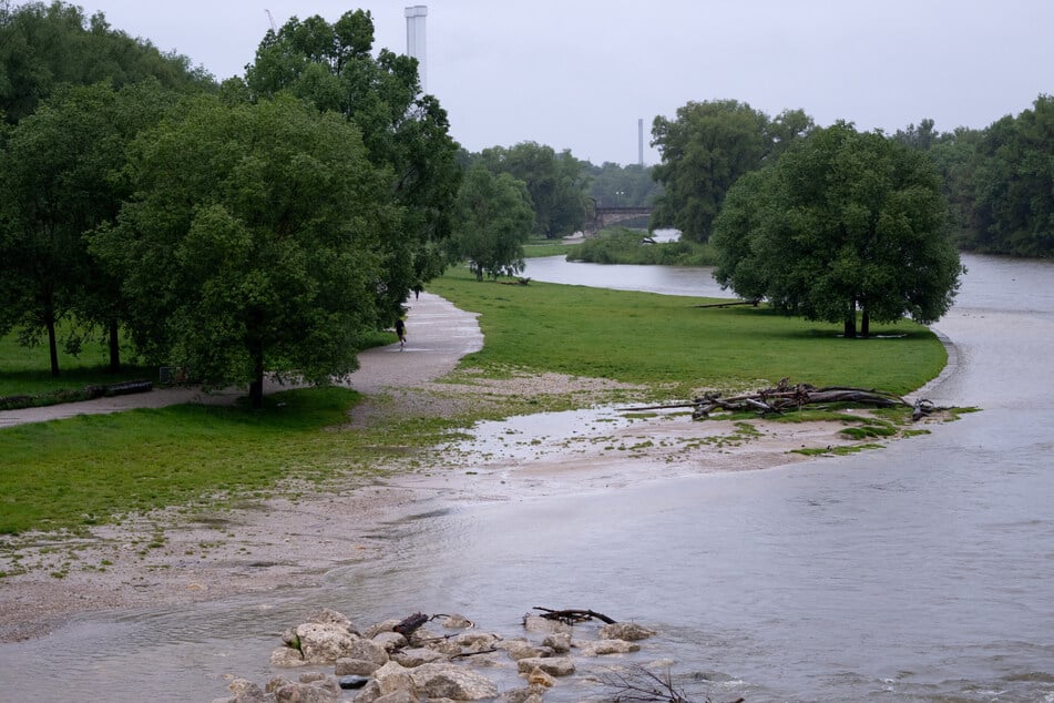 In München tritt die Isar übers Ufer.