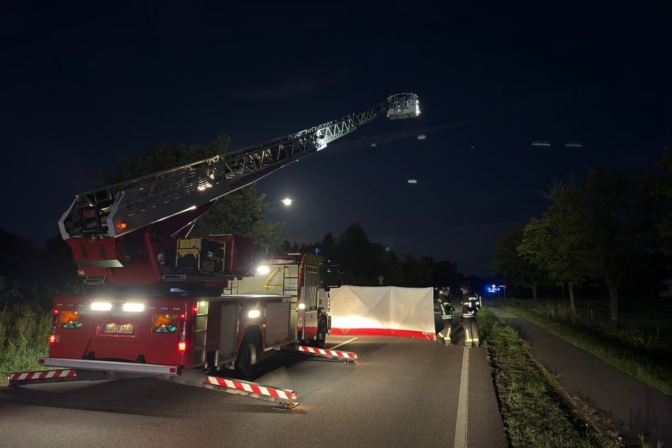 Auf einer Landstraße in Niedersachsen starb am Samstagabend eine Motorradfahrerin.
