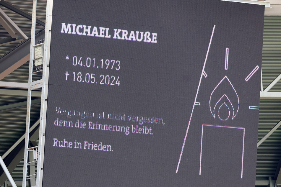 Vor dem Anpfiff gedachten alle im Stadion, den nach dem letzten Punktspiel auf dem Dresdner Hauptbahnhof verstorbenen Michael Krauße. Er wurde nur 51 Jahre alt.