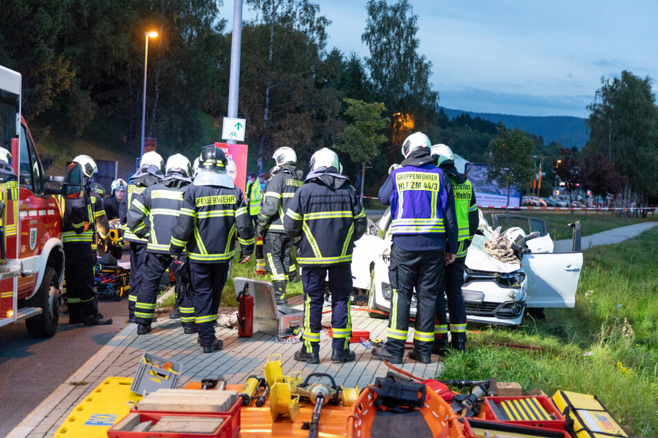 Die Feuerwehr holte den Mann aus seinem Renault. Er war im Fahrzeug eingeschlossen gewesen.