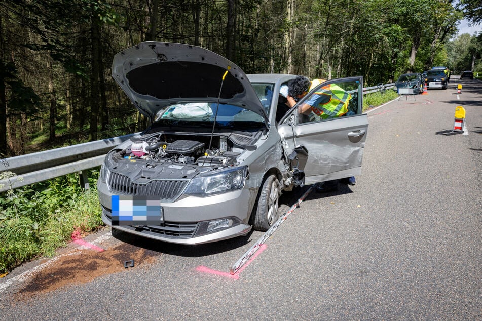 Am heutigen Montagmorgen krachten zwischen Bad Gottleuba-Berggießhübel und Hellendorf zwei Autos zusammen.