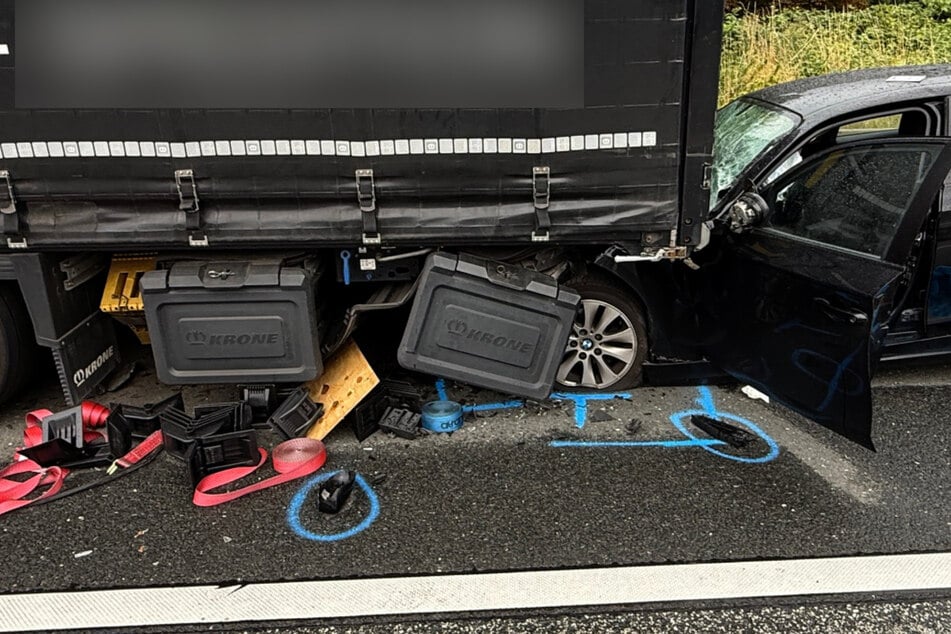 Der BMW war durch den heftigen Aufprall teilweise unter den Lkw geraten.