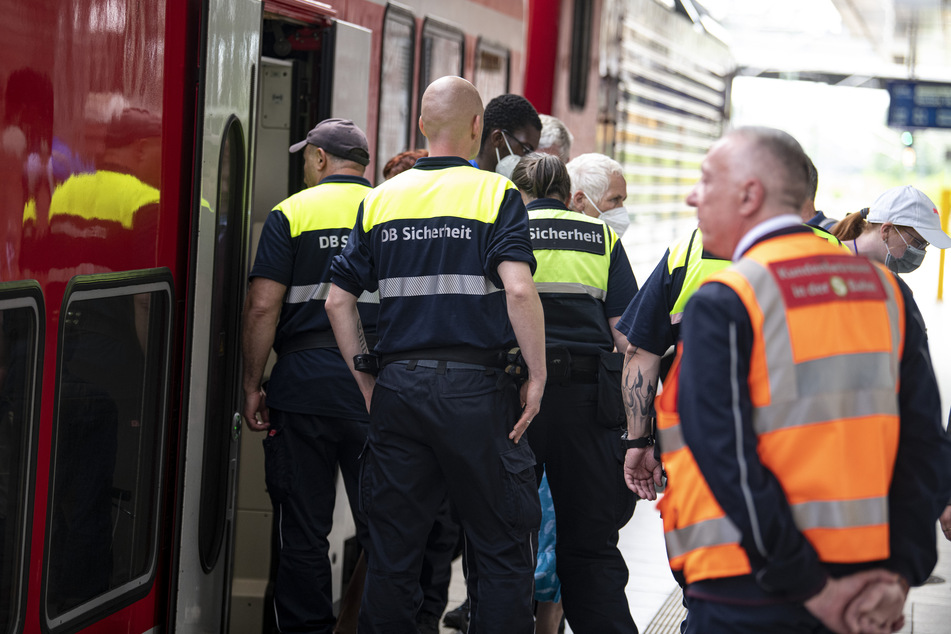 Berlin: Ansturm durch 9-Euro-Ticket lässt nicht ab: Fahrgäste müssen wieder aus Bahn aussteigen!