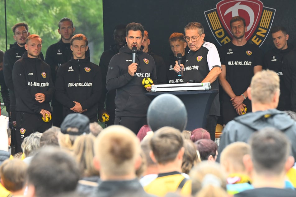 Thomas Stamm (42, l.) bei der Talkrunde zur Saisoneröffnung mit Stadionsprecher Peter Hauskeller. Der 42-Jährige ist in nur einem Jahr zum Fan-Liebling aufgestiegen.