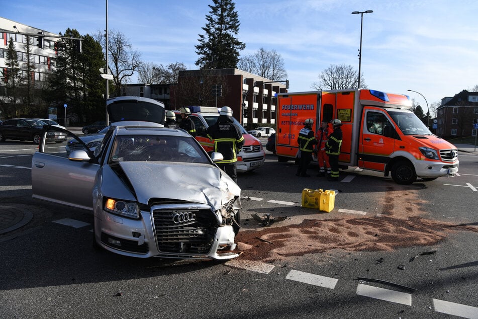 Der Rettungswagen war mit dem Audi auf der Kreuzung zusammengeknallt.