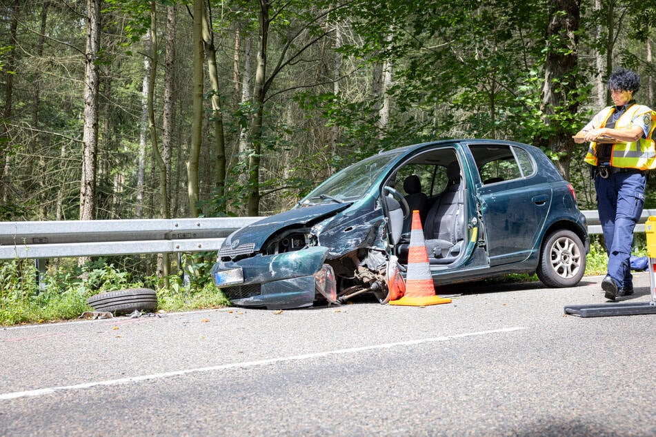 Die Wucht des Aufpralls ist an dem Toyota Yaris zu sehen.