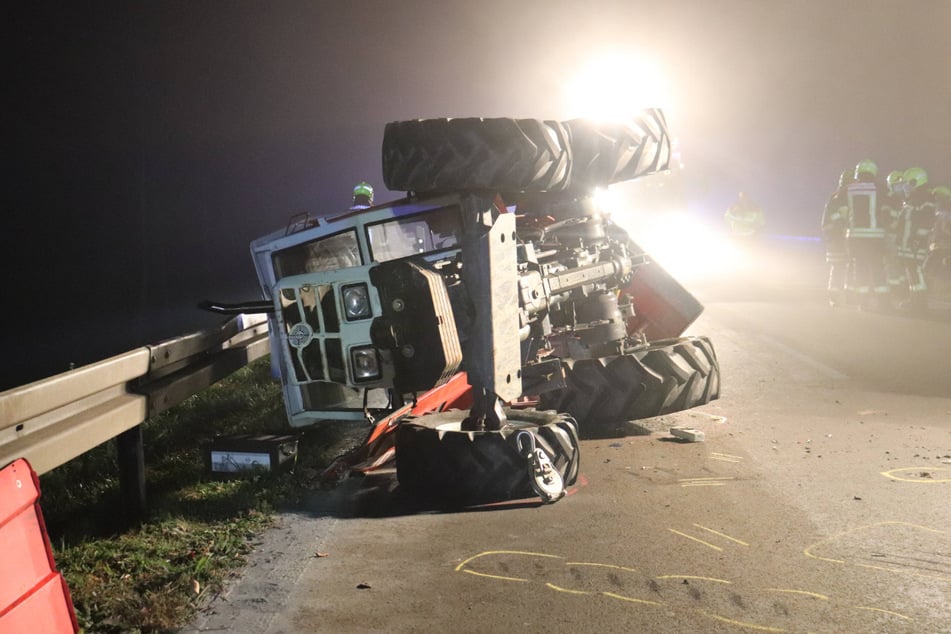 Der Traktor kippte durch die Wucht des Aufpralls um.