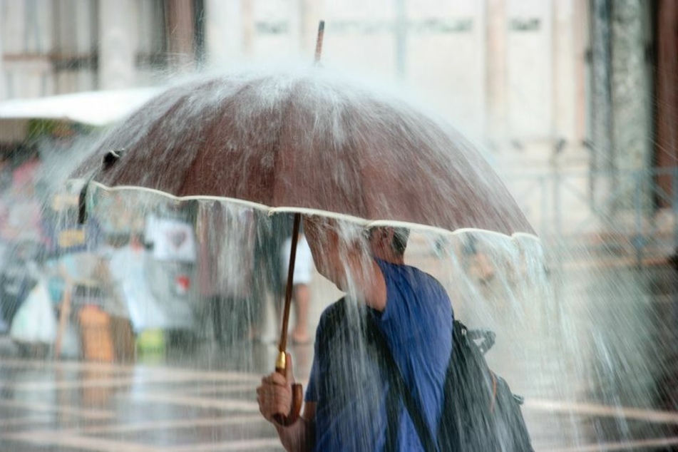 Am Männertag und auch an den kommenden Tagen sollte ein Regenschirm nicht fehlen! (Symbolbild)