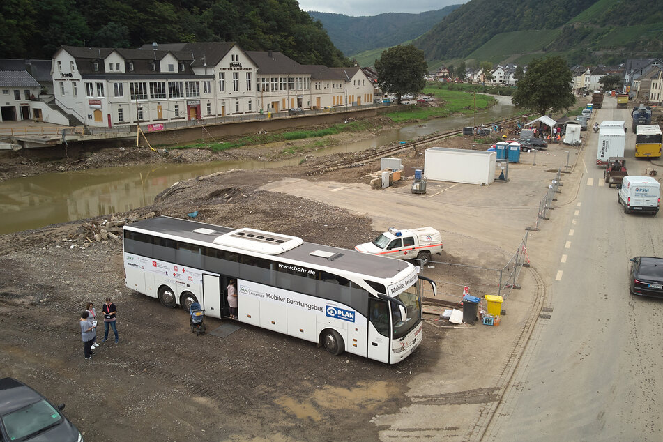 Ein vom Kinderhilfswerk "Plan international" finanzierter Beratungsbus steht am Ufer der Ahr bei Dernau. Das Gebiet war stark von der Flutkatastrophe im Juli getroffen worden.