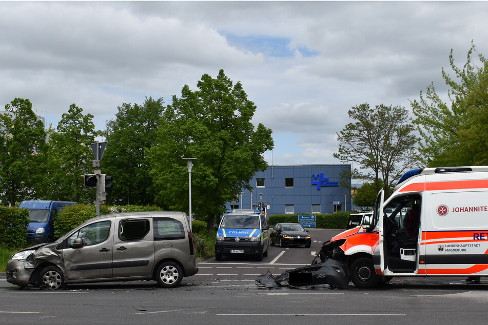 An einer Kreuzung in Magdeburg krachten ein Rettungswagen und ein Kleinwagen zusammen.