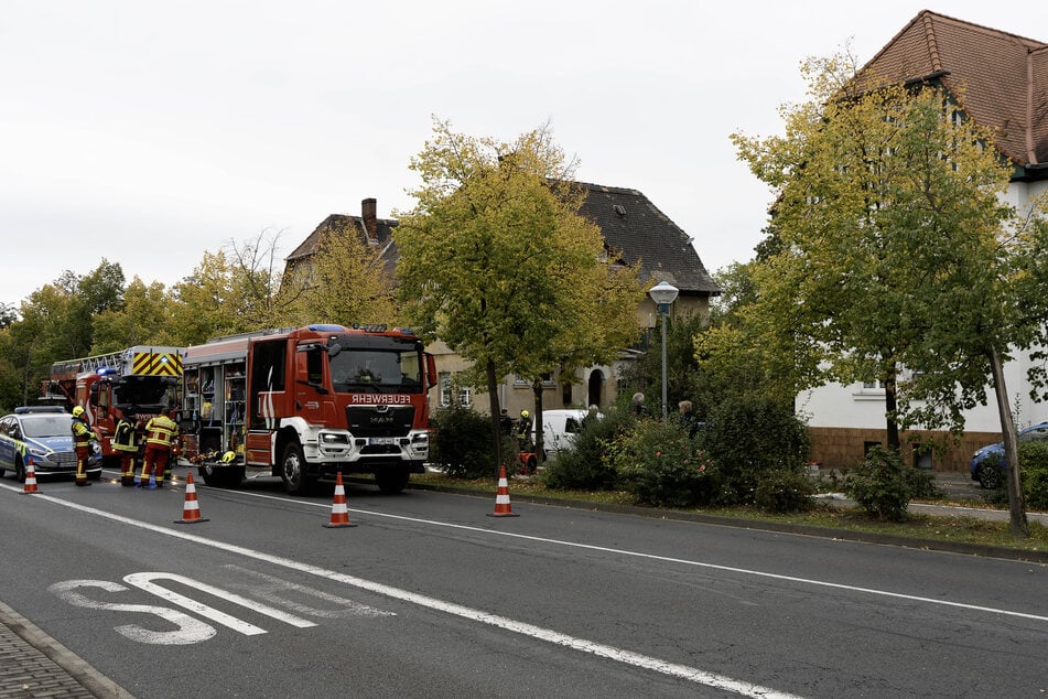 Alarmierte Einsatzkräfte brachten das Feuer im Treppenhaus unter Kontrolle.