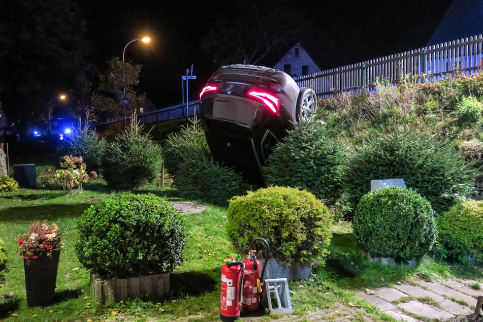 Der BMW landete kopfüber in einem Vorgarten in Markersbach.