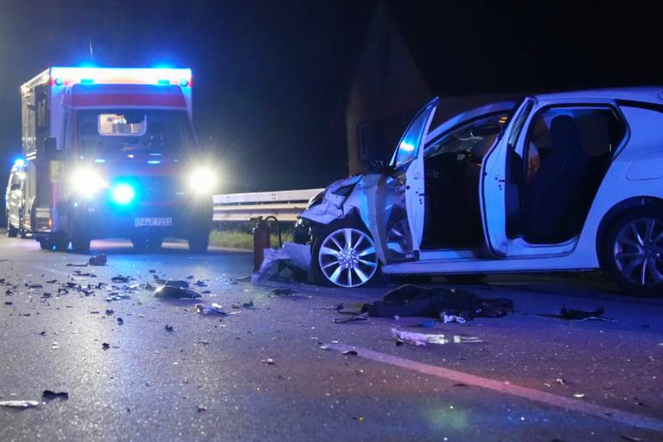Die Insassen (27, 28) des am Unfall beteiligten Autos erlitten leichte Verletzungen.