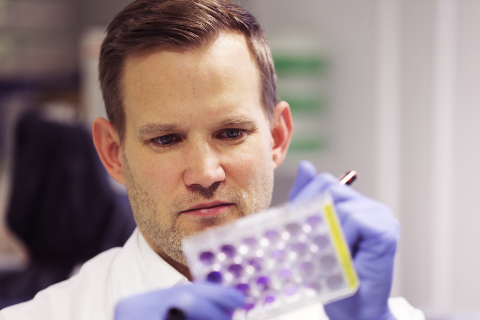 Der Virologe Hendrik Streeck (43) hat sich überrascht über die Empfehlung gezeigt, Menschen nach einer Corona-Impfung mit dem Präparat von Astrazeneca eine Zweitimpfung mit Biontech- oder Moderna-Wirkstoffen anzubieten.