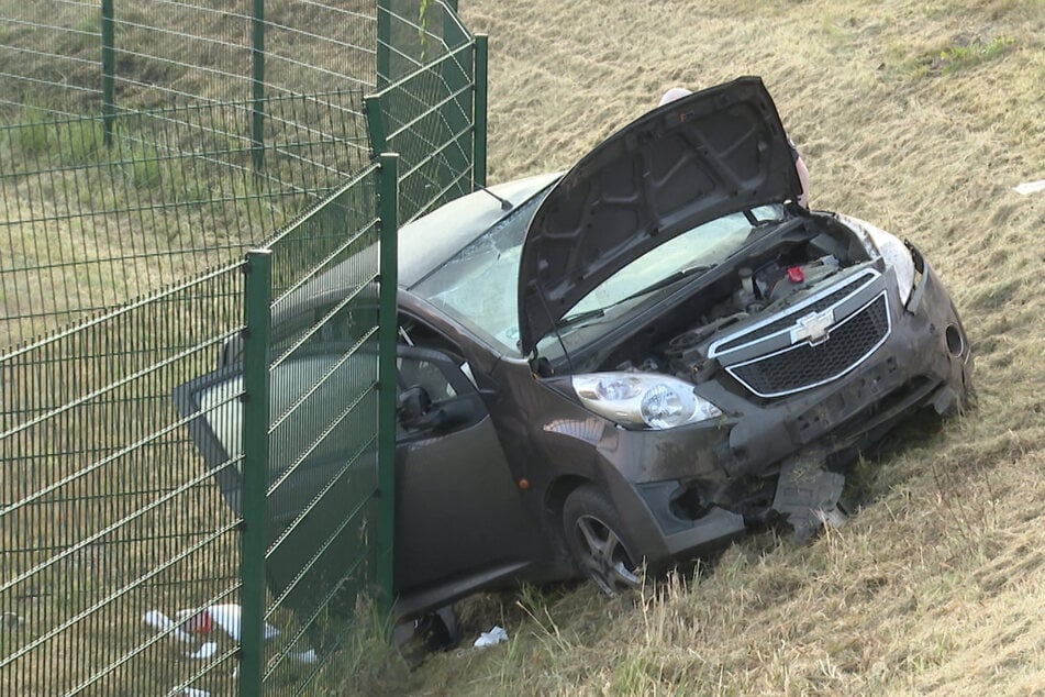 Chevrolet kommt von der Straße ab und landet neben der A7 im Graben