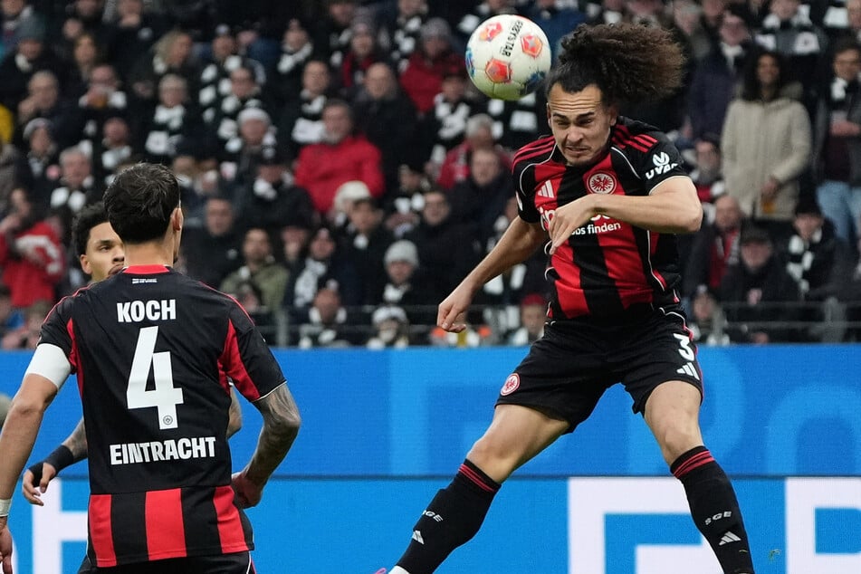 Auch Arthur Theate (r.) fehlt gegen den HSV. Der Belgier ist gelbgesperrt.