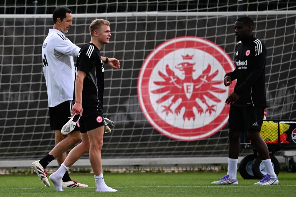 Trainer Dino Toppmöller (44, l.) und Burkardt (M.) schlendern über den Trainingsplatz, Niels Nkounkou sagt kurz Hallo.