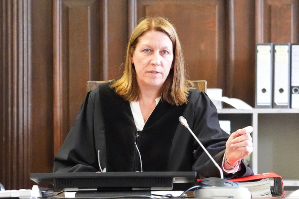 Die Vorsitzende Richterin Isabel Hildebrandt (55) sah sich zwischendrin gezwungen, das Prozess-Publikum in scharfem Ton zu ermahnen.