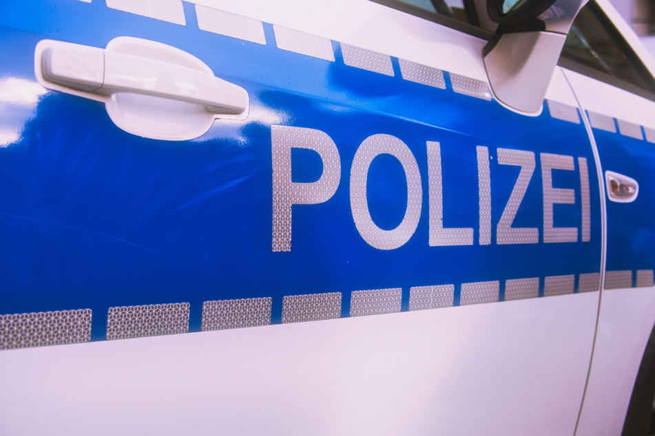Die Polizei nannte die Tat des 20-Jährigen einen "gefährlichen Eingriff in den Straßenverkehr". (Symbolbild)