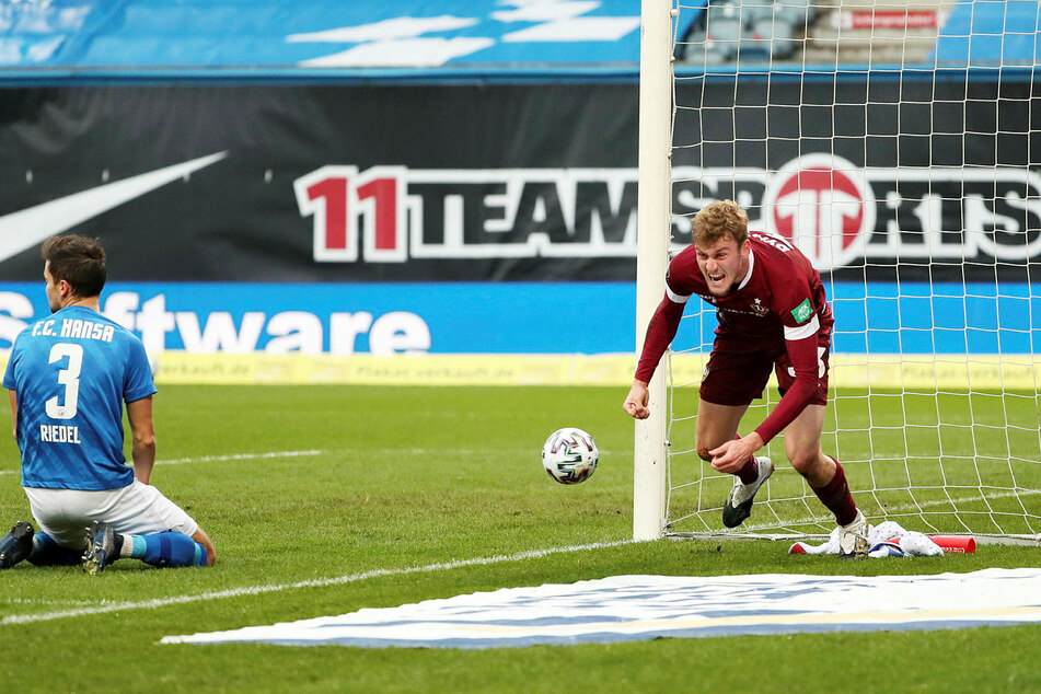 Die erste Großchance in Rostock: Christoph Daferner (r.) dreht nach seinem Tor zum 1:0 jubelnd ab - Endstand 3:1. Patrick Weihrauch hatte ihm den Treffer aufgelegt.