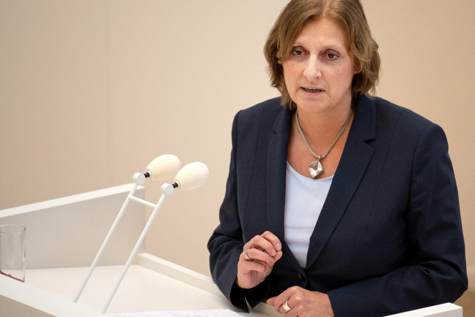 Britta Ernst (SPD), Brandenburger Bildungsministerin, spricht im Landtag. (Archivbild)