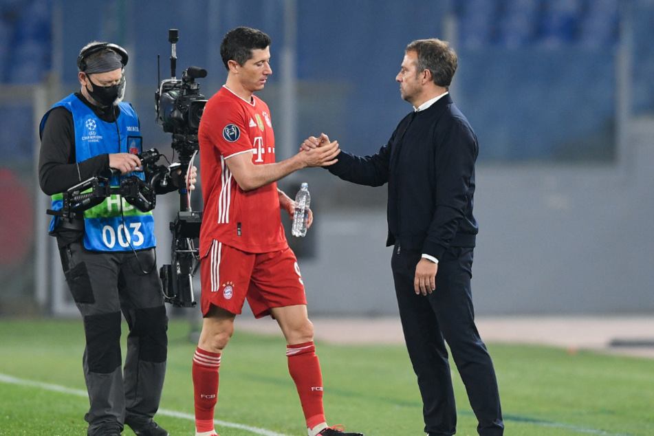 Robert Lewandowski (32) und Trainer Hansi Flick (56) vom FC Bayern klatschen ab.