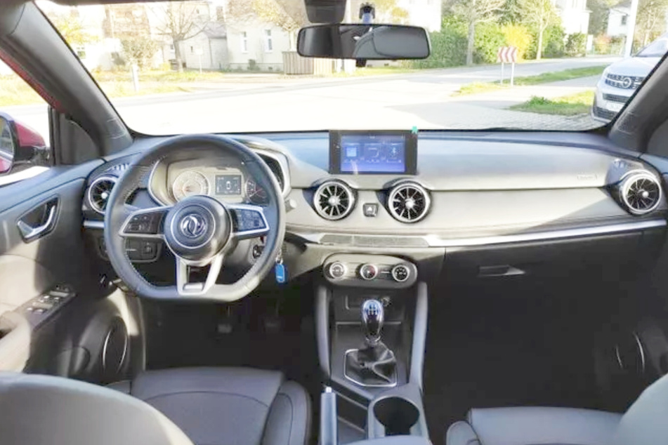 Im Cockpit ist eine Mischung aus klassischen und digitalen Anzeigen vorzufinden.