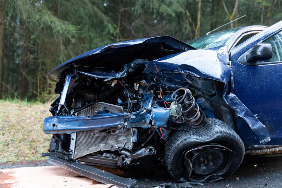 Vier Verletzte und vier demolierte Fahrzeugen sind die Bilanz des schweren Verkehrsunfalls.