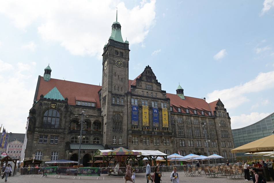 Am Rathaus prangen die Kulturhauptstadt-Banner. Die Freude über den Titel lässt sich die Stadt einiges kosten.
