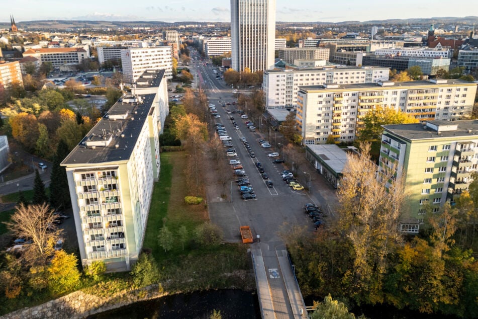 Am Ende der Brückenstraße war zwischen den Wohnblöcken ein unterirdisches Regenüberlaufbecken geplant. Das Vorhaben wurde aus Kostengründen gestoppt.