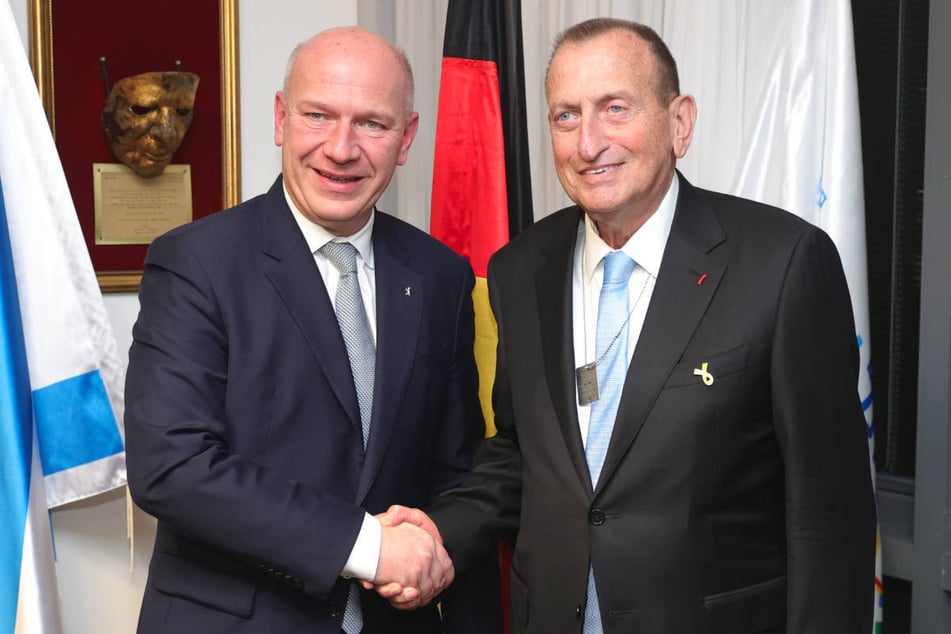 Berlins Regierender Bürgermeister Kai Wegner (52, CDU, l.) und Tel Avivs Bürgermeister Ron Huldai (80) besiegeln am Montag die neue Partnerschaft. (Archivfoto)