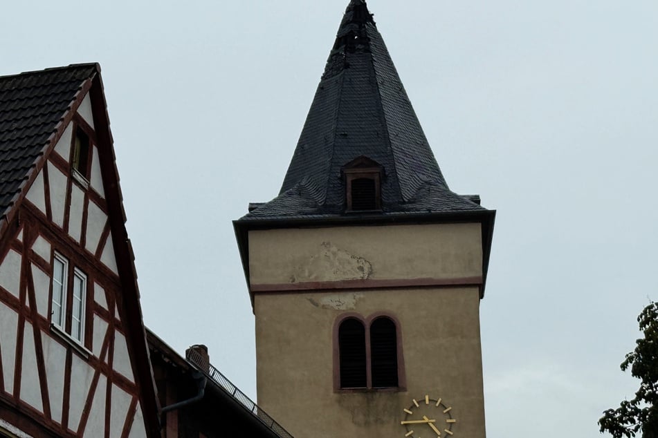 In Maintal-Hochstadt schlug der Blitz in diesen Kirchturm ein.