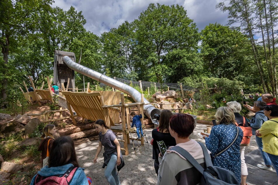 Die 18 Meter lange Mammut-Rutsche stand im Mittelpunkt der Eröffnung.