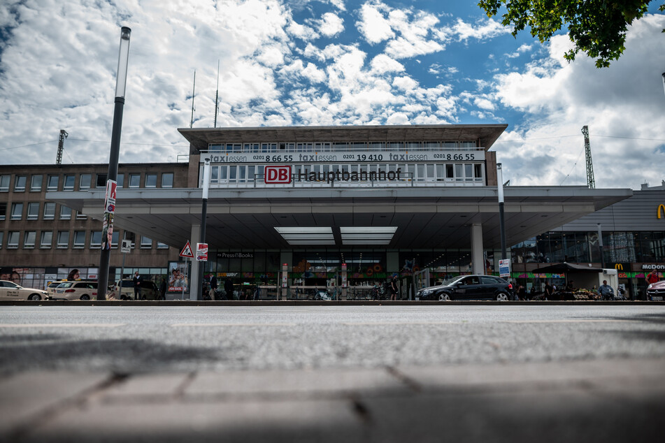 Gräueltat am Essener Hauptbahnhof: In Begleitung einer 14-Jährigen hat eine Jugendliche (16) am Montag einen behinderten Obdachlosen misshandelt (Archivbild).