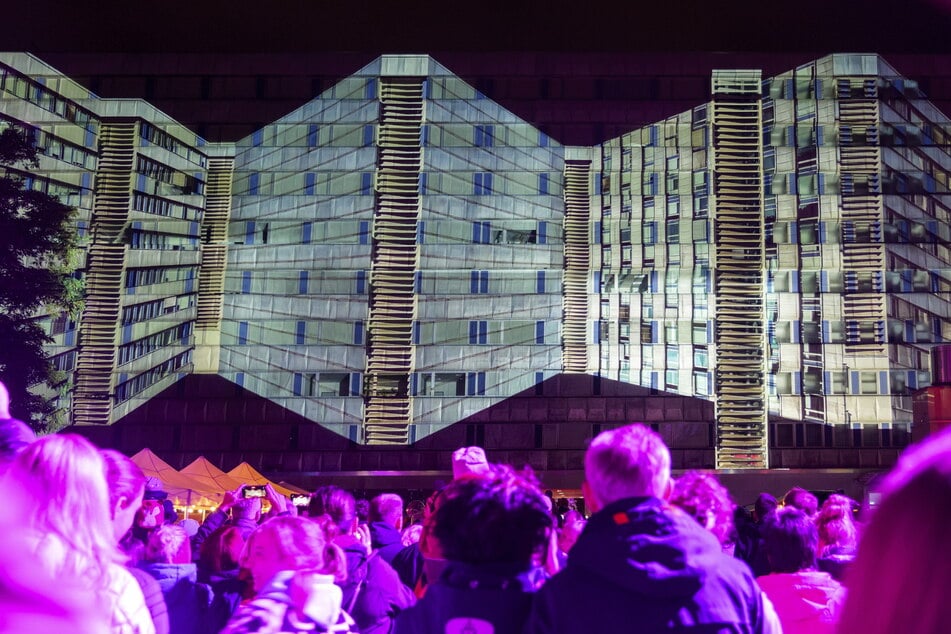 Der in Hamburg lebende Hinrich Gross hat die "Parteisäge" aus Richtung Marienplatz mit seinem Fassadenmapping-Projekt zum Leben erweckt.