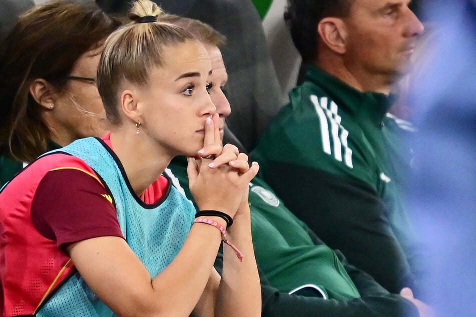 Giulia Gwinn muss von der Bank aus verfolgen, wie ihr Team deutlich gegen Schweden zurückliegt.
