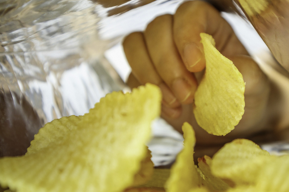 Mann isst zwei Tüten Chips - Polizei nimmt ihn fest