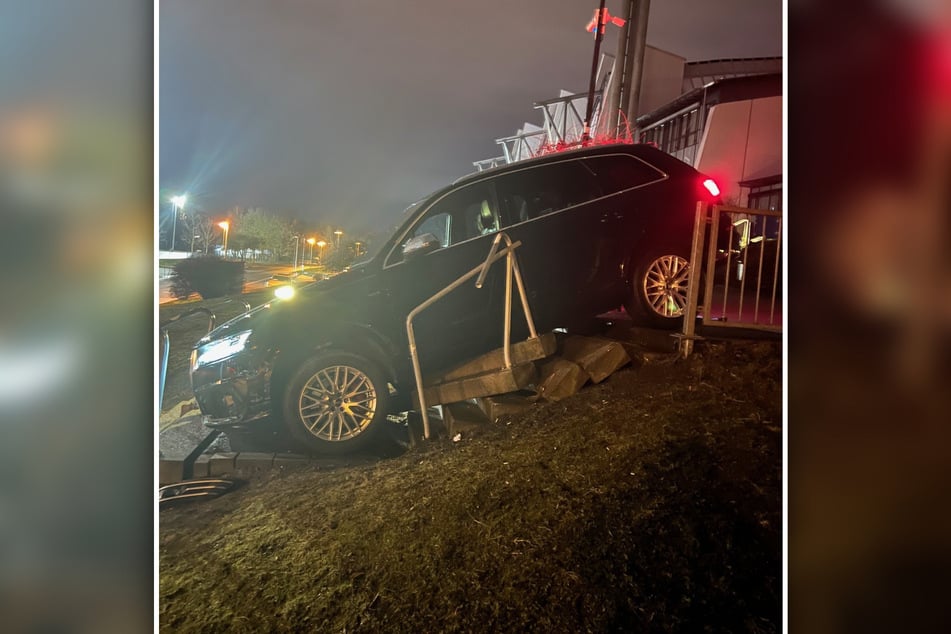 Ein betrunkener Autofahrer fuhr sich vor der GETEC-Arena fest.