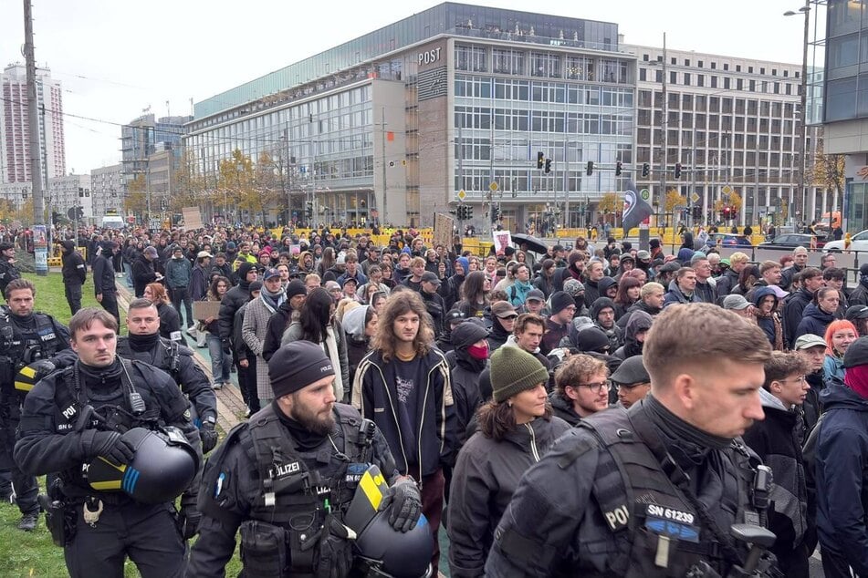 Gegen 14.30 Uhr hat sich die Demo-Route in Bewegung gesetzt.