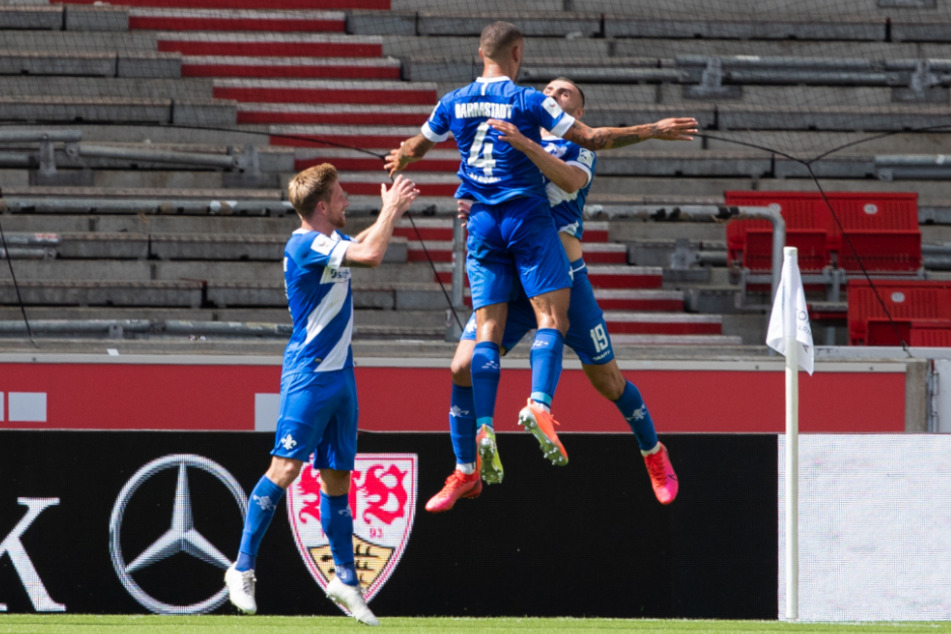 Darmstadts Serdar Dursun (r.) jubelt nach seinem Tor zur 1:0-Führung mit Victor Palsson (m.) und Sebastian Hertner (l.).