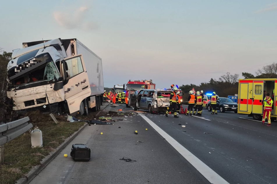 Der Lkw hat auf dem Standstreifen eine Schneise der Verwüstung hinterlassen.