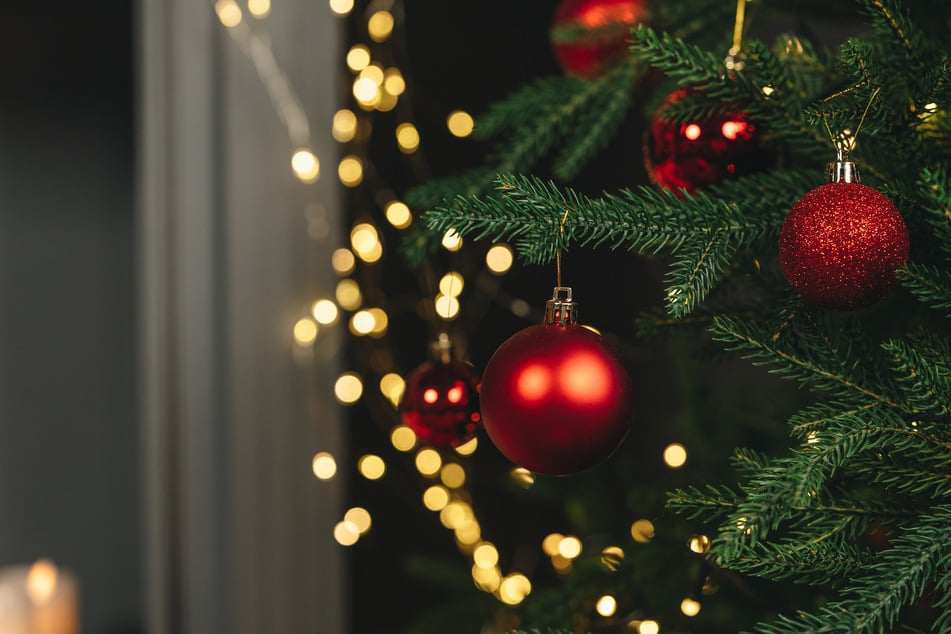 Geht eine Glaskugel über die Feiertage zu Bruch, muss sie im Restmüll entsorgt werden.