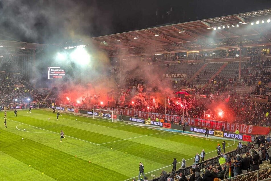 Unter großem Einsatz von Pyrotechnik auf der Südtribüne beginnen sich die Kiezkicker warm zu machen.