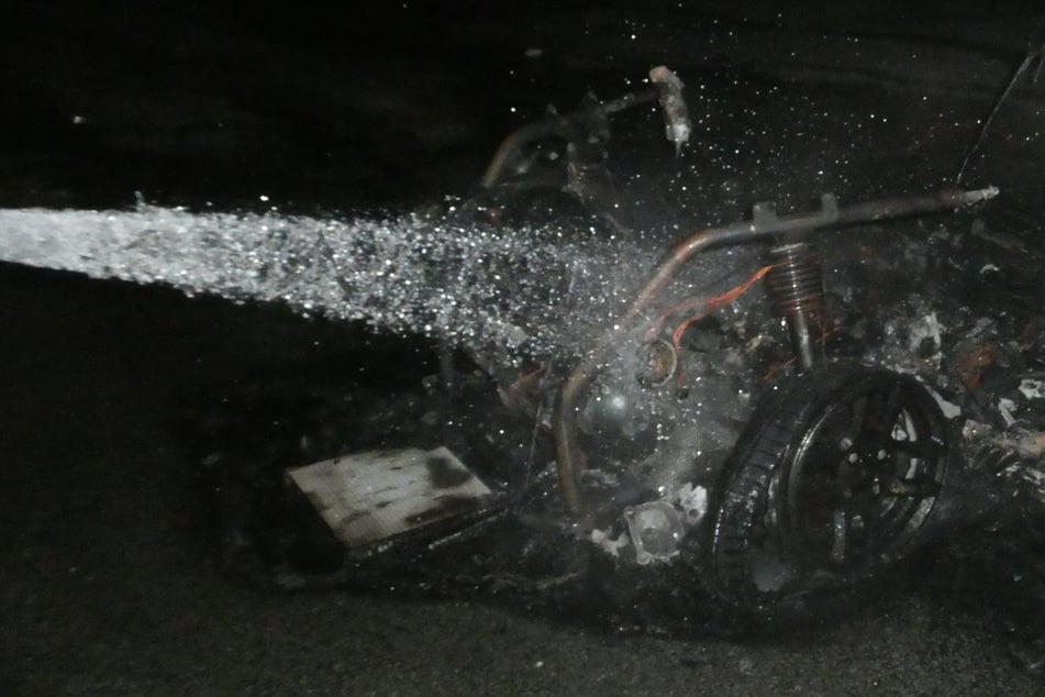 Microcar fängt während der Fahrt Feuer: Teenagerinnen haben Glück