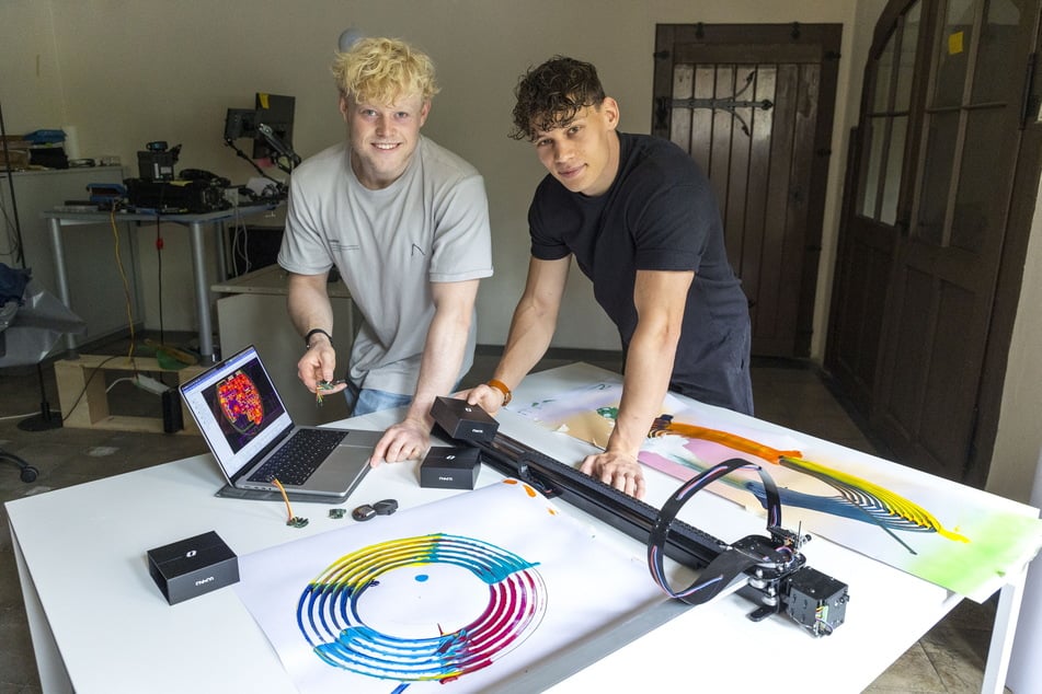 Jonas Hölzel (25, l.) und Justus Iserhagen (24) mit ihrem Produkt.