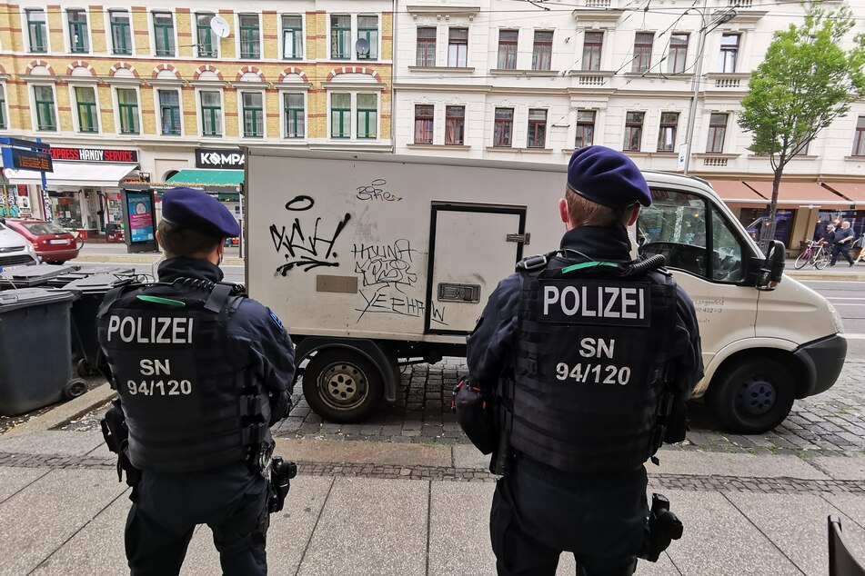 Die Kripo durchsuchte am Dienstag mit dem Gesundheitsamt unter anderem einen Supermarkt auf der Eisenbahnstraße.