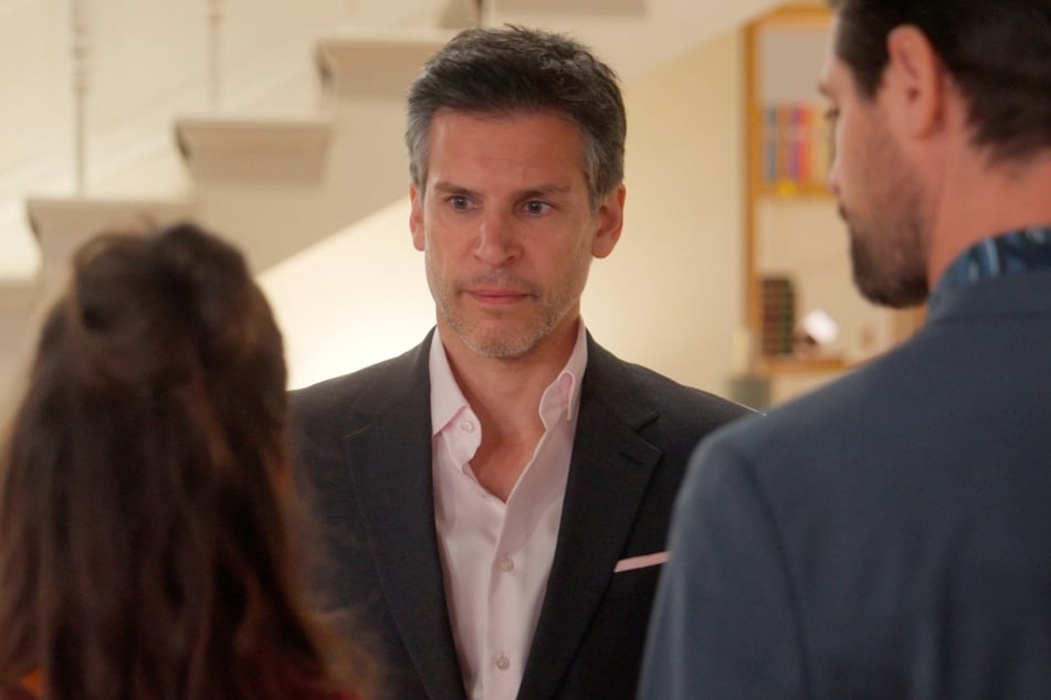 Frankas (Birthe Wolter, 44) und Julius' (Jan Stapelfeldt, 43, r.) Racheplan gegen Richard geht auf: Am Ende sitzt Richard leicht bekleidet und an einen Stuhl gefesselt in der Suite …