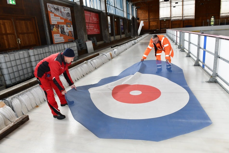 Der Curlingsport ist wesentlicher Bestandteil der Halle.